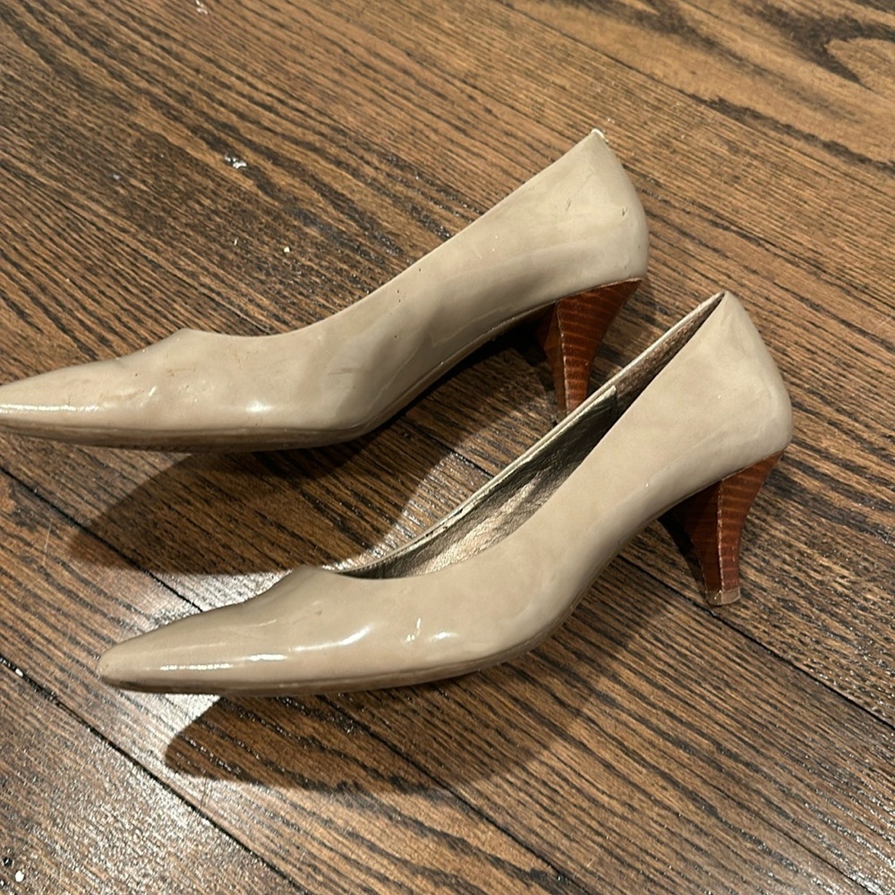 Grey pumps with wooden kitten heel